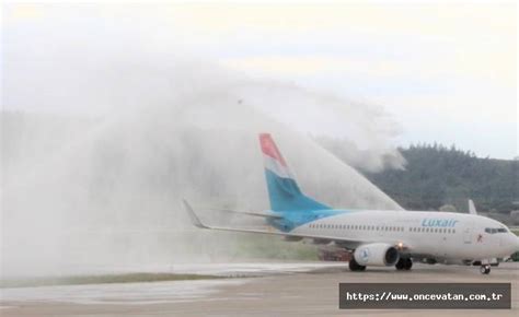 İzmir Adnan Menderes Havalimanı nda Luxair in ilk uçağı su takı ile