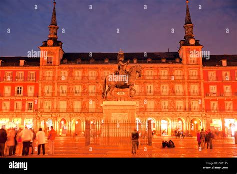 Madrid plaza mayor night hi-res stock photography and images - Alamy