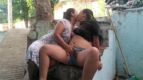 2 Parte Lesbiana Cachonda Se Le Insinúa A Persona De Edad Mayor Y La Convence Follar En Publico