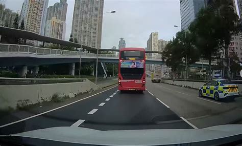 車cam｜毒品快餐車遭警車追截前傳 渡船街倒車越三線上高速逃捕 星島日報