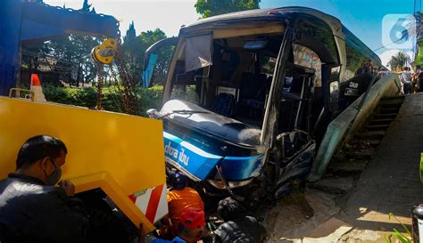 Rem Blong Bus AKAP Tabrak Angkot Di Puncak Tiga Penumpang Terluka