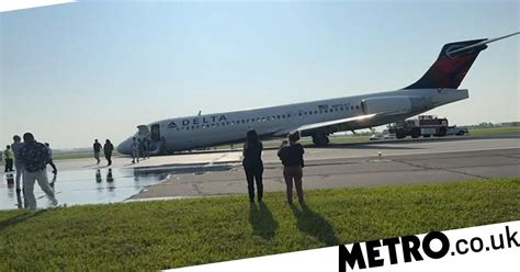 Watch Moment Delta Flight Lands Plane Without Front Landing Gear Metro Video