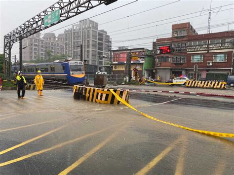 雨彈狂炸雙北各地傳災情 三峽土石滑落、鶯歌平交道大淹水火車停駛 生活 Ctwant