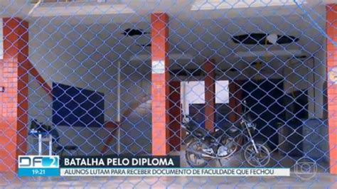 V Deo Estudantes Enfrentam Dificuldades Para Conseguir Diploma De