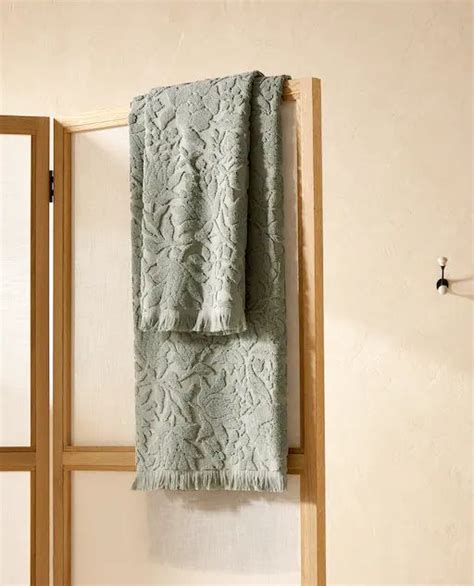 Image Of The Product FLORAL JACQUARD TOWEL