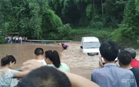 搭建临时生命救援线 暴雨中警民合力救人 央广网