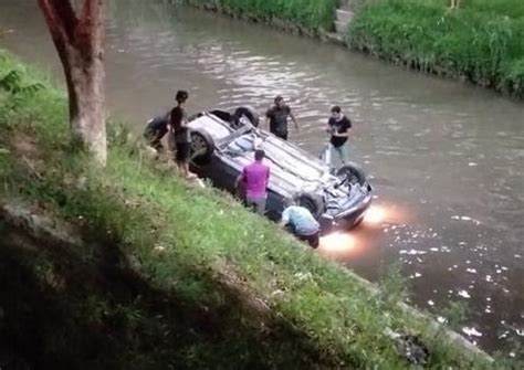 Motorista Perde Controle E Despenca Carro Dentro De Igarap Em Manaus