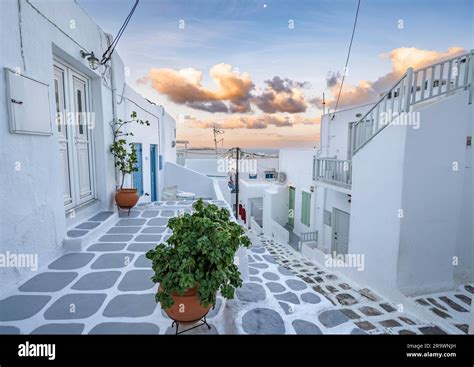 Kykladische weiße Häuser mit bunten Fensterläden bei Sonnenaufgang