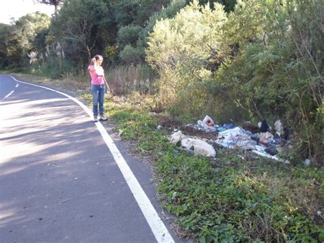 Lixo é jogado nas margens da SC 154 em Passos Maia Oeste Mais