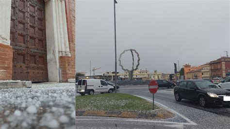 Maltempo Nel Maceratese Irrompe L Aria Fredda Gragnola A Civitanova E