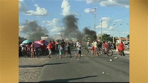 Moradores do distrito de Izacolândia PE protestam contra a falta d