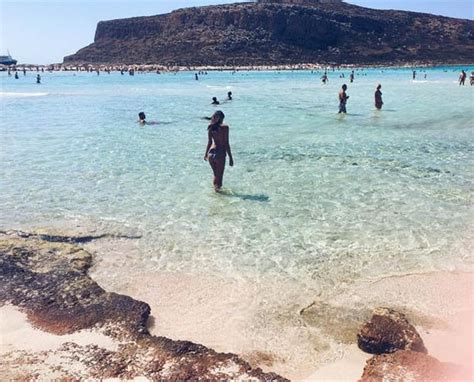 Emily Ratajkowski Turns Tropical Temptress In Sizzling Bikini Flash A