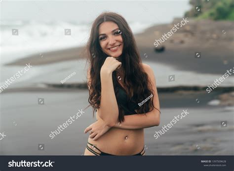 Sexy Smiling Brunette Girl Swimsuit Posing 스톡 사진 Shutterstock