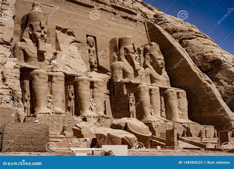 Estatuas De Piedra Gigantes En El Templo De Kom Ombo Imagen De Archivo