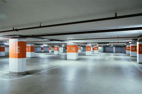 Garagem De Estacionamento No Subterr Neo Asfalto E Parques De