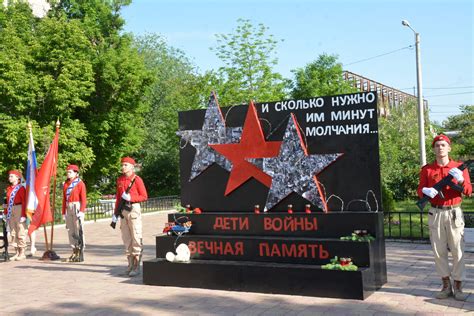 В астраханской школе № 32 открыли памятный знак «Дети войны ...