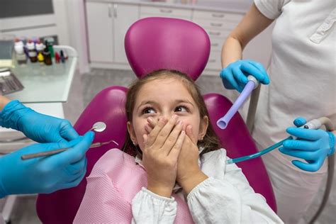 Menina Assustada Cobrindo A Boca As M Os Enquanto Visitava O