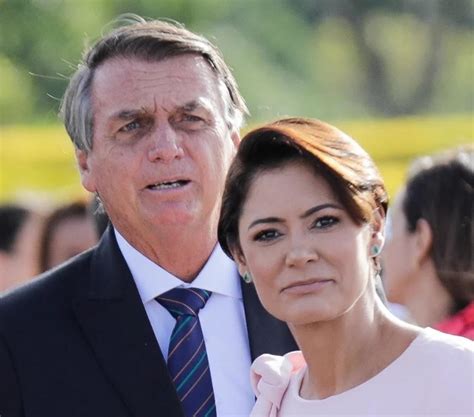 Michelle diz que está orando pela recuperação de Jair Bolsonaro e pelo