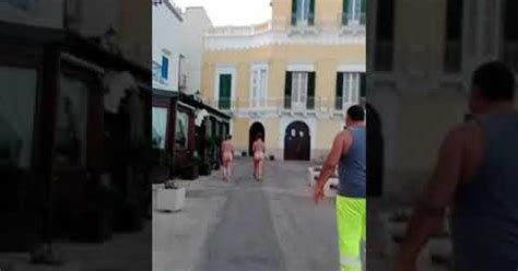 Turiste Nude In Centro Storico A Gallipoli Video Gazzetta Di Parma