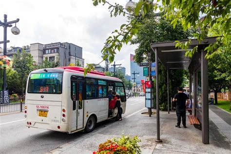 西安曲江新区：新式候车亭 让公交港湾变为一道风景 西部网（陕西新闻网）