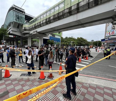 【建案吊臂砸中捷】台中捷運被吊臂穿插 更多驚悚影像曝光！「5隻金火鳥」大樓嚴重工安事件惹議 Yahoo奇摩汽車機車