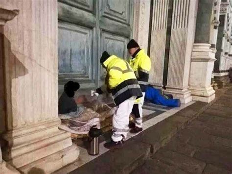 Emergenza Freddo Volontari In Strada Per Assistere I Senzatetto