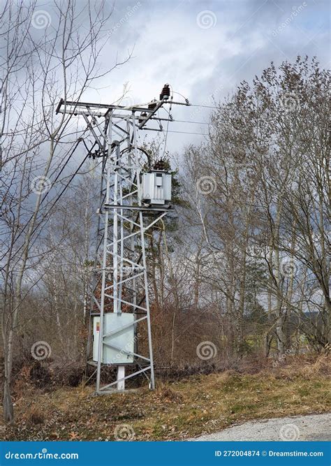 A Small Transformer for Supplying 220 Volt Electricity To the