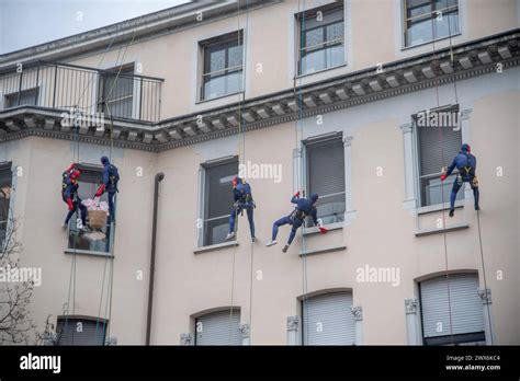 Spiderman Volanti Consegnano Uova Di Pasqua Ai Bimbi Del Reparto