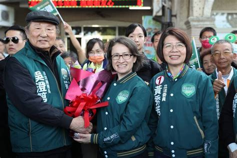 蕭美琴陪黃秀芳車掃衝人氣 粉絲高舉「勇士當為義鬥爭」 政治 自由時報電子報