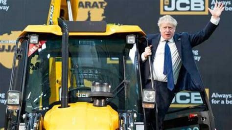 Boris Johnson Visits Jcb S New Bulldozer Plant In Gujarat S Halol