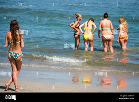 Locomotora congestión conspiración chicas en bikini en la playa fotos