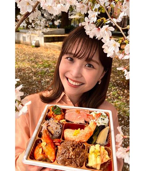 渡邊渚さんのインスタグラム写真 渡邊渚instagram「今日のうま撮は『デパ地下🌸春の行楽弁当』 ロケの日は奇跡的に晴れて、桜の下で