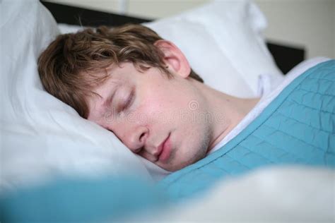 Hombre Joven Que Miente En La Cama Primer Foto De Archivo Imagen De