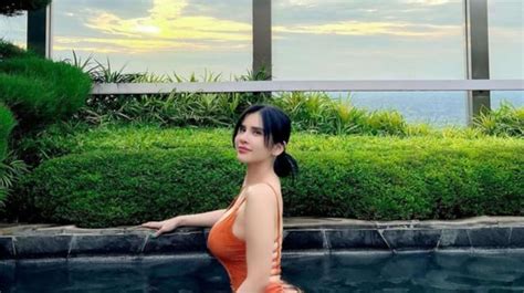 8 Potret Artis Pakai Bikini Makin Hot Dan Seksi