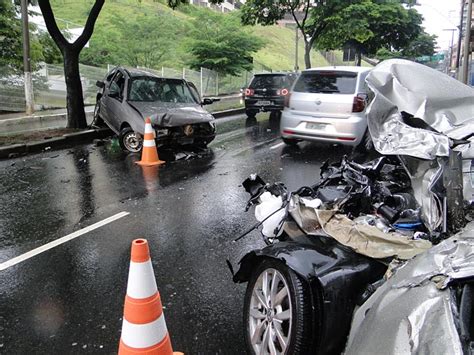 Motorista Perde Controle Da Dire O E Bate Em Outro Ve Culo Na Itamar