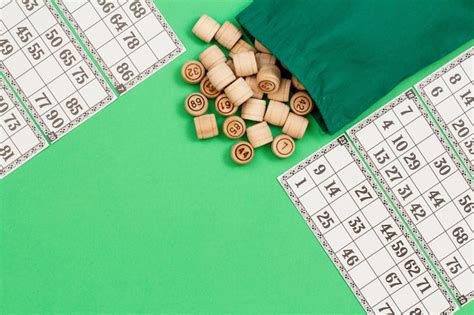 Barils De Loto En Bois Avec Sac En Tissu Et Cartes De Jeu Sur Fond Vert