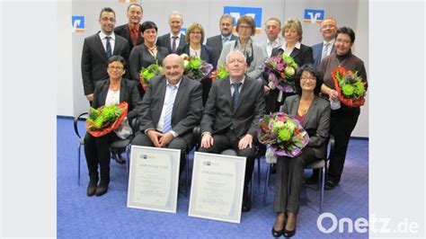 Raiffeisenbank Neustadt Vohenstrau Ehrt Mitarbeiter Auf Richtigem Weg