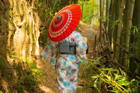 Guided Photoshoot Of Fushimi Inari Shrine And Secret Bamboo Grove