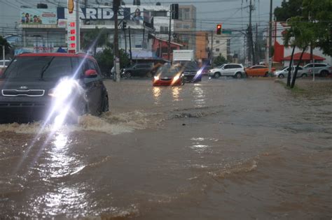 Aguaceros Provocan Grandes Inundaciones De Calles Y Avenidas De La Capital