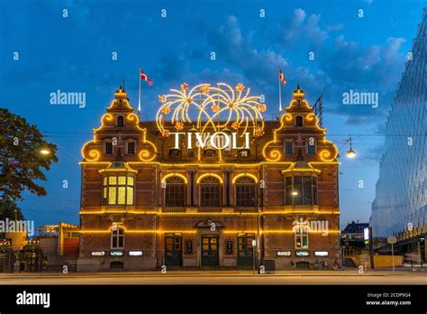 H C Andersen Schloss am Tivoli in der Abenddämmerung Kopenhagen