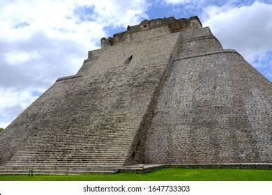 1 302 Mesoamerican Step Pyramid Images Stock Photos Vectors