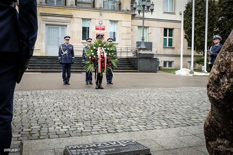 Oddali My Cze Pami Ci Poleg Ych Policjant W Aktualno Ci