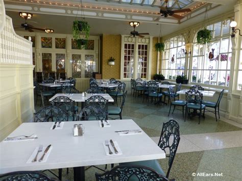 Interior Pictures Of Tony S Town Square In Disney World Allears Net