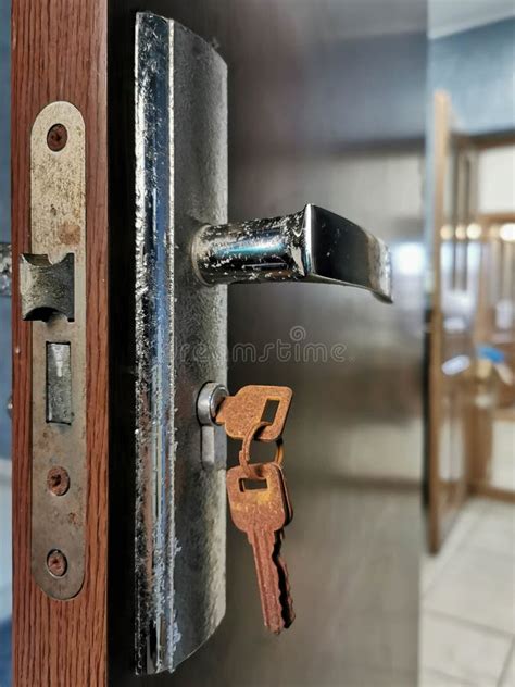 Cerradura De La Puerta Delantera Del Hogar Con Llaves Oxidadas Imagen