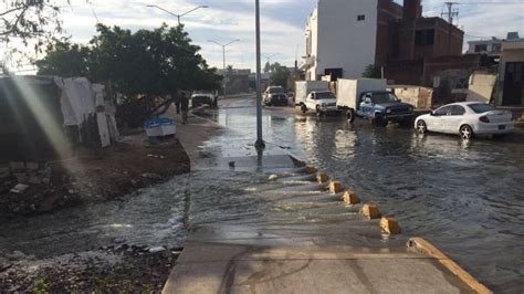 Apagón provoca derrame de aguas negras en la Circunvalación en Mazatlán