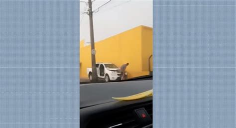 Carro Fica Preso Entre Muro E Poste Ap S Acidente Em Mogi Das Cruzes