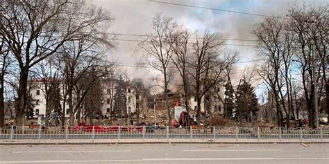 Survivors Emerge After Russian Forces Bombed Ukrainian Theater Officials Business Insider