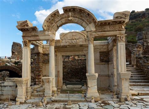 El Templo De Hadrian En La Ciudad Antigua De Ephesus Imagen De Archivo