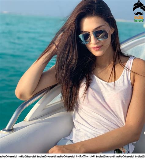 Kriti Sanon And Sister Nupur Sanon Hot Photos While Enjoyin