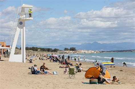 Así celebran el lunes de Pascua familias y vecinos en la playa de la